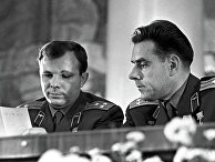 Советские космонавты Юрий Гагарин и Владимир Комаров на пресс-конференции в МГУ Советские космонавты Юрий Гагарин и Владимир Комаров на пресс-конференции в МГУ