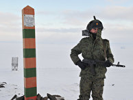 Пограничник на территории погранзаставы "Нагурское" на острове Земля Александры архипелага Земля Франца-Иосифа Пограничник на территории погранзаставы "Нагурское" на острове Земля Александры архипелага Земля Франца-Иосифа