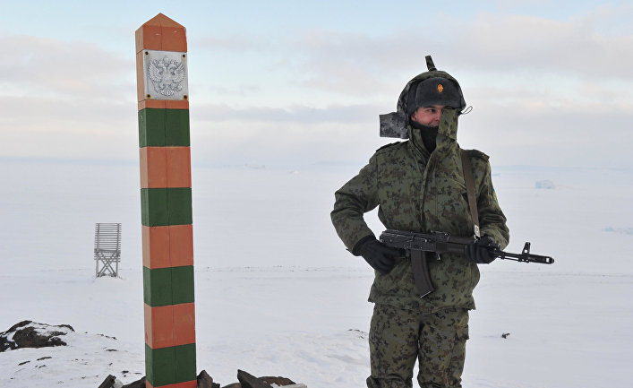 Пограничник на территории погранзаставы "Нагурское" на острове Земля Александры архипелага Земля Франца-Иосифа