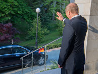 Президент РФ Владимир Путин прощается с федеральным канцлером ФРГ Ангелой Меркель Президент РФ Владимир Путин прощается с федеральным канцлером ФРГ Ангелой Меркель