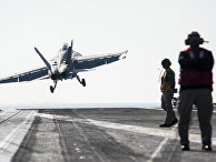 Самолет F/A-18F Super Hornet взлетает с палубы авианосца George H.W. Bush во время операции "Inherent Resolve" Самолет F/A-18F Super Hornet взлетает с палубы авианосца George H.W. Bush во время операции "Inherent Resolve"