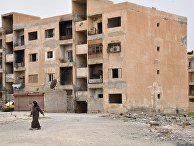 Женщина на улице в сирийском городе Дейр-эз-Зор