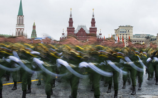 Российские солдаты маршируют по Красной площади во время парада в День Победы Российские солдаты маршируют по Красной площади во время парада в День Победы