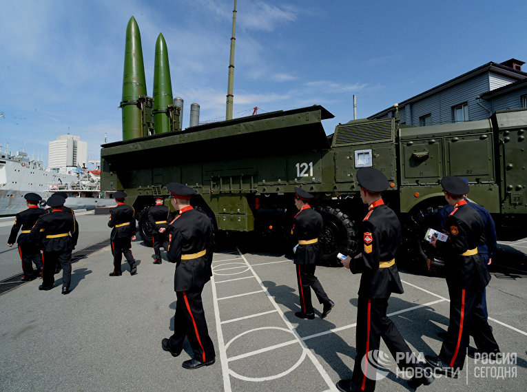 Воспитанники Уссурийского суворовского военного училища осматривают ракетный комплекс «Искандер-М»