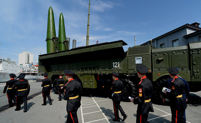 Воспитанники Уссурийского суворовского военного училища осматривают ракетный комплекс «Искандер-М»