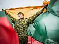 Солдат с флагом Литвы Солдат с флагом Литвы