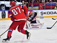 Игрок сборной России Вадим Щипачев и вратарь сборной США Джимми Ховард в матче группового этапа чемпионата мира по хоккею 2017 между сборными командами России и США