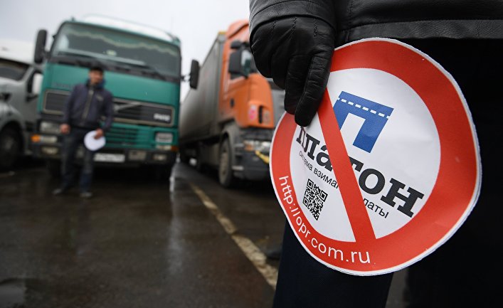 Протестная акция дальнобойщиков против системы "Платон" на Горьковском шоссе Ногинского района Московской области