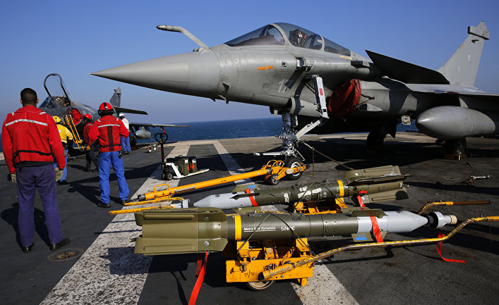 Французский истребитель Rafale перед вылетом на авианосце Шарль де Голль в Персидском заливе