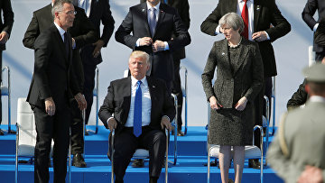 Генеральный секретарь НАТО Йенс Столтенберг, президент США Дональд Трамп и премьер-министр Великобритании Тереза Мэй
