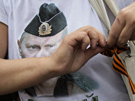 Женщина в футболке с портретом российского президента Владимира Путина во время пророссийского митинга в Донецке Женщина в футболке с портретом российского президента Владимира Путина во время пророссийского митинга в Донецке