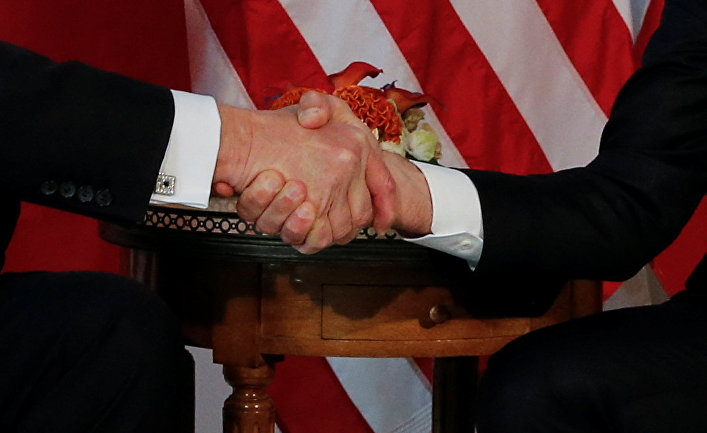 Рукопожатие президент США Дональда Трампа и президента Франции Эммануэля Макрона