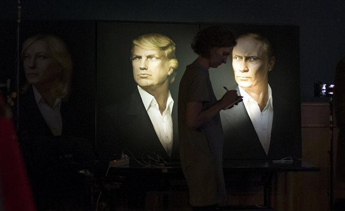 Портреты президента США Дональда Трампа и президента России Владимира Путина в пабе "Юнион Джек" в Москве