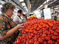 Продажа томатов на Центральном продовольственном рынке Калининграда
