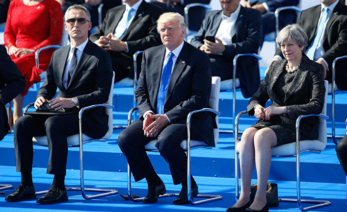 Генсек НАТО Йенс Столтенберг, президент США Дональд Трамп и премьер-министр Великобритании Тереза Мэй на саммите НАТО в Брюсселе