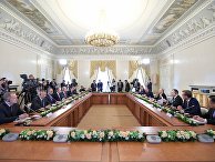 Президент РФ Владимир Путин во время встречи с представителями мировых информационных агентств на полях Санкт-Петербургского международного экономического форума. 1 июня 2017 Президент РФ Владимир Путин во время встречи с представителями мировых информационных агентств на полях Санкт-Петербургского международного экономического форума. 1 июня 2017