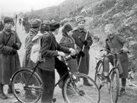 Бойцы Красной Армии и жители Киркенеса. Освобождение Северной Норвегии. 1944 год Бойцы Красной Армии и жители Киркенеса. Освобождение Северной Норвегии. 1944 год