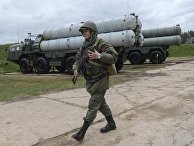 Военнослужащий рядом с зенитными ракетными комплексами С-400 «Триумф» Военнослужащий рядом с зенитными ракетными комплексами С-400 «Триумф»