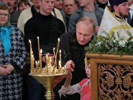 Президент РФ Владимир Путин во время Рождественского богослужения Президент РФ Владимир Путин во время Рождественского богослужения