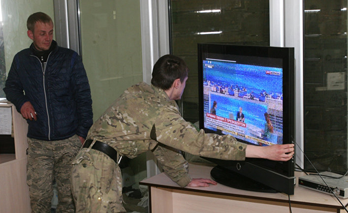Ополченцы Донецкой народной республики смотрят «Прямую линию с Владимиром Путиным»