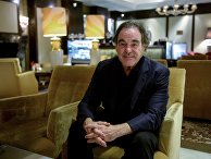 Американский режиссер Оливер Стоун отвечает на вопросы журналистов во время интервью Американский режиссер Оливер Стоун отвечает на вопросы журналистов во время интервью