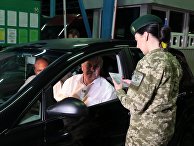 Сотрудница пограничной службы Украины проверяет документы на международном пункте пропуска через украинско-польскую границу Сотрудница пограничной службы Украины проверяет документы на международном пункте пропуска через украинско-польскую границу