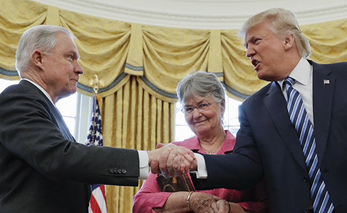 Президент США Дональд Трамп поздравляет генерального прокурора Джеффа Сешнса после присяги. 9 февраля 2017