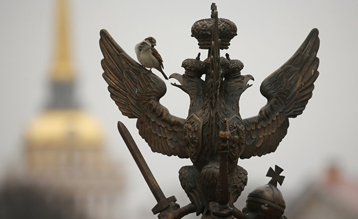 Бронзовая скульптура двуглавого орла на заборе на Дворцовой площади в Санкт-Петербурге Бронзовая скульптура двуглавого орла на заборе на Дворцовой площади в Санкт-Петербурге