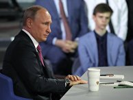 Президент РФ Владимир Путин во время ежегодной "Прямой линии". 15 июня 2017 Президент РФ Владимир Путин во время ежегодной "Прямой линии". 15 июня 2017