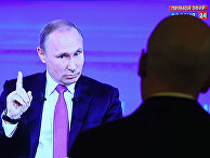Журналисты смотрят «прямую линию» с Владимиром Путиным в Москве Журналисты смотрят «прямую линию» с Владимиром Путиным в Москве