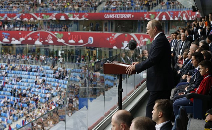 Президент РФ Владимир Путин выступает на стадионе "Санкт-Петербург" перед матчем Кубка конфедераций-2017. 17 июня 2017