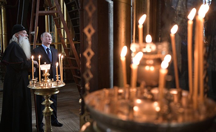 Президент РФ Владимир Путин и глава Русской православной старообрядческой церкви митрополит Корнилий