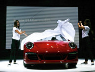 Автомобиль Porsche 911 Carrera GTS на автосалоне в Лос-Анджелесе Автомобиль Porsche 911 Carrera GTS на автосалоне в Лос-Анджелесе
