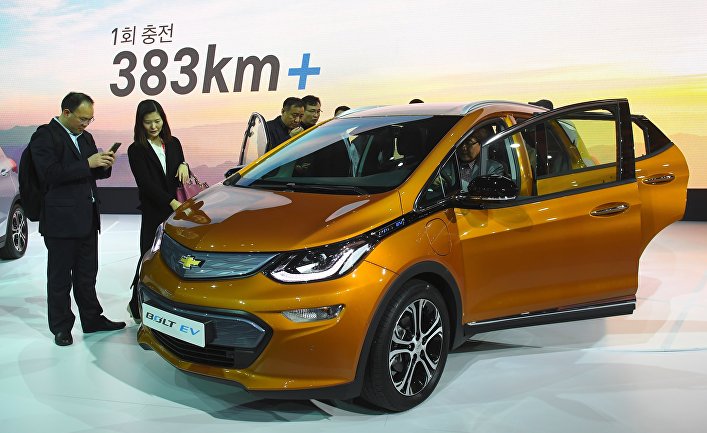 Модели представляют собой Chevrolet Bolt EV во время превью Сеульского автосалона