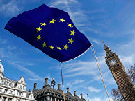 Флаг ЕС на площади парламента в Лондоне Флаг ЕС на площади парламента в Лондоне