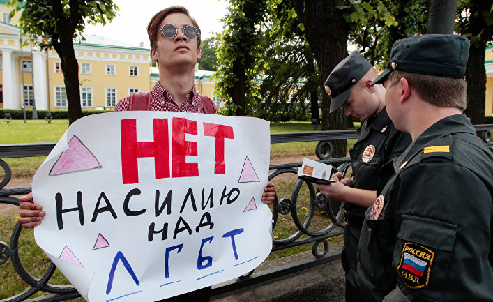 Акция активистов ЛГБТ-движения в Санкт-Петербурге