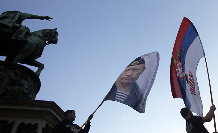 Участники акции в поддержку референдума у сербского князя Михаила Обреновича в Белграде