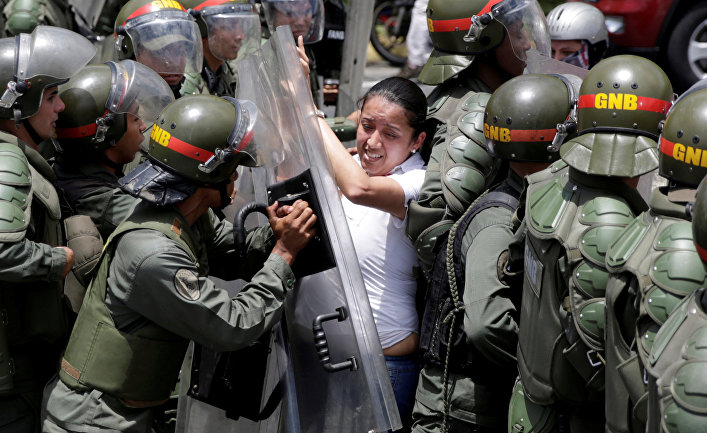 Столкновения с национальной гвардией во время митинга против правительства президента Николаса Мадуро в Каракасе