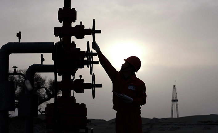 Рабочий на заводе PetroChina в Китае