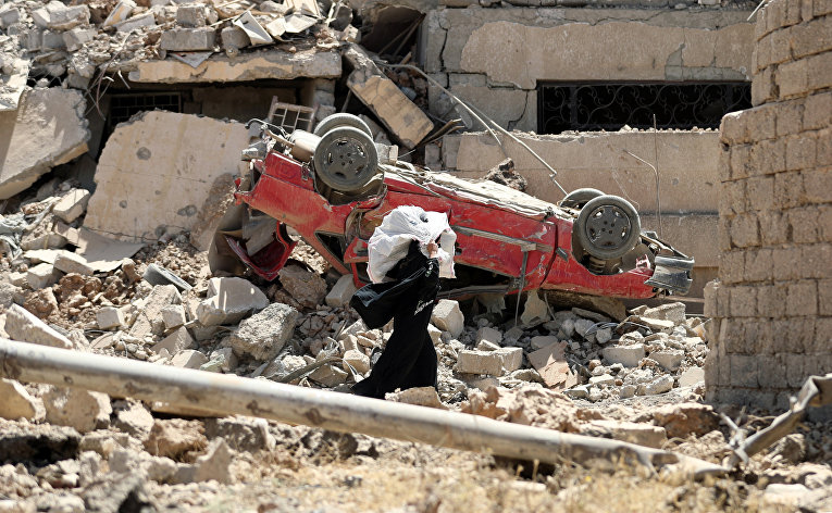 31 мая 2017. Иракская женщина уходит из западного Мосула