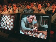 Гарри Каспаров во время игры против компьютера IBM "Deep Blue" в Нью-Йорке. 4 мая 1997 года Гарри Каспаров во время игры против компьютера IBM "Deep Blue" в Нью-Йорке. 4 мая 1997 года