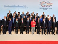 Лидеры саммита G20 позируют для совместной фотографии с главами делегаций приглашенных государств и международных организаций в Гамбурге. 7 июля 2017 Лидеры саммита G20 позируют для совместной фотографии с главами делегаций приглашенных государств и международных организаций в Гамбурге. 7 июля 2017