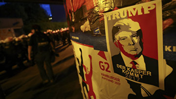 Плакат с изображением президента США Дональда Трампа во время саммита G-20 в Гамбурге