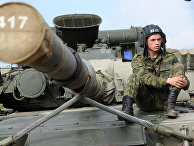 Танк Т-80 на железно-дорожной платформе воинского эшелона, отправляющегося из Наро-Фоминска в район оперативно-стратегического учения "Запад-2009" Танк Т-80 на железно-дорожной платформе воинского эшелона, отправляющегося из Наро-Фоминска в район оперативно-стратегического учения "Запад-2009"