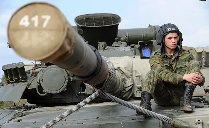 Танк Т-80 на железно-дорожной платформе воинского эшелона, отправляющегося из Наро-Фоминска в район оперативно-стратегического учения "Запад-2009"