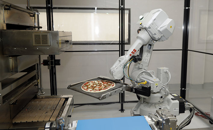 Робот в ресторане Zume Pizza в калифорнийском Маунтин-Вью