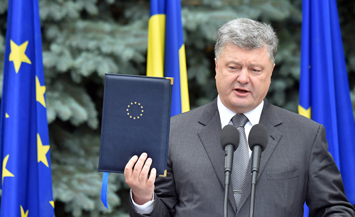 Президент Украины Петр Порошенко во время встречи с председателем Еврокомиссии Жан-Клодом Юнкером и председателем Европейского совета Дональдом Туском