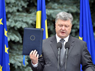 Президент Украины Петр Порошенко во время встречи с председателем Еврокомиссии Жан-Клодом Юнкером и председателем Европейского совета Дональдом Туском Президент Украины Петр Порошенко во время встречи с председателем Еврокомиссии Жан-Клодом Юнкером и председателем Европейского совета Дональдом Туском