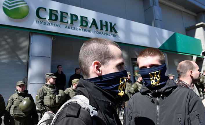 Акция протеста радикалов (Национальный корпус) у здания украинского филиала Сбербанка в Киеве