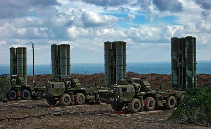 Зенитный ракетный комплекс С-400 "Триумф" полка противовоздушной обороны в Феодосии